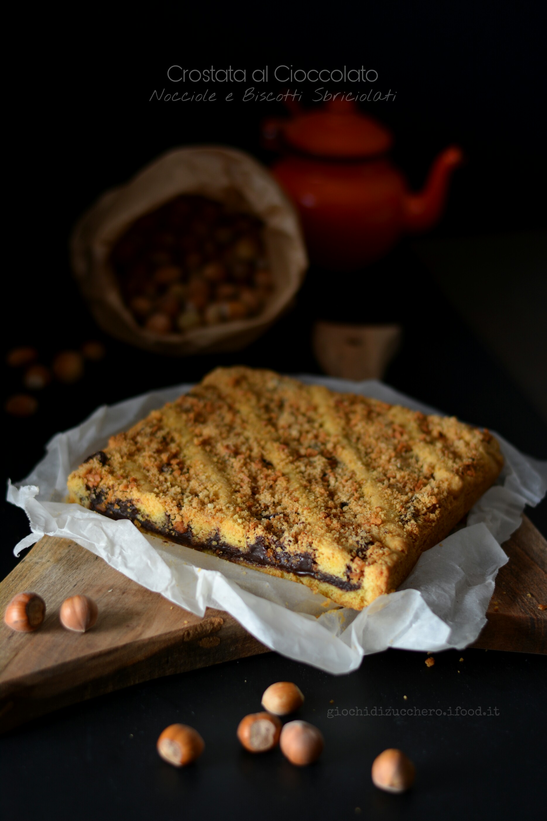 Crostata al cioccolato, nocciole e biscotti sbriciolati ...